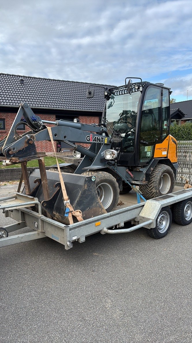 Giant minilæsser med kabine på transporttrailer
